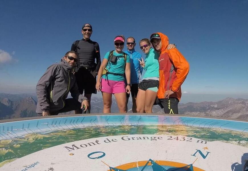 Le groupe au sommet Le groupe au sommet