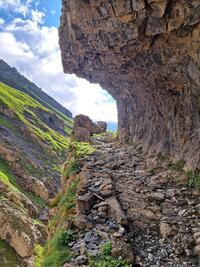 Chemin taillé dans la roche Chemin taillé dans la roche